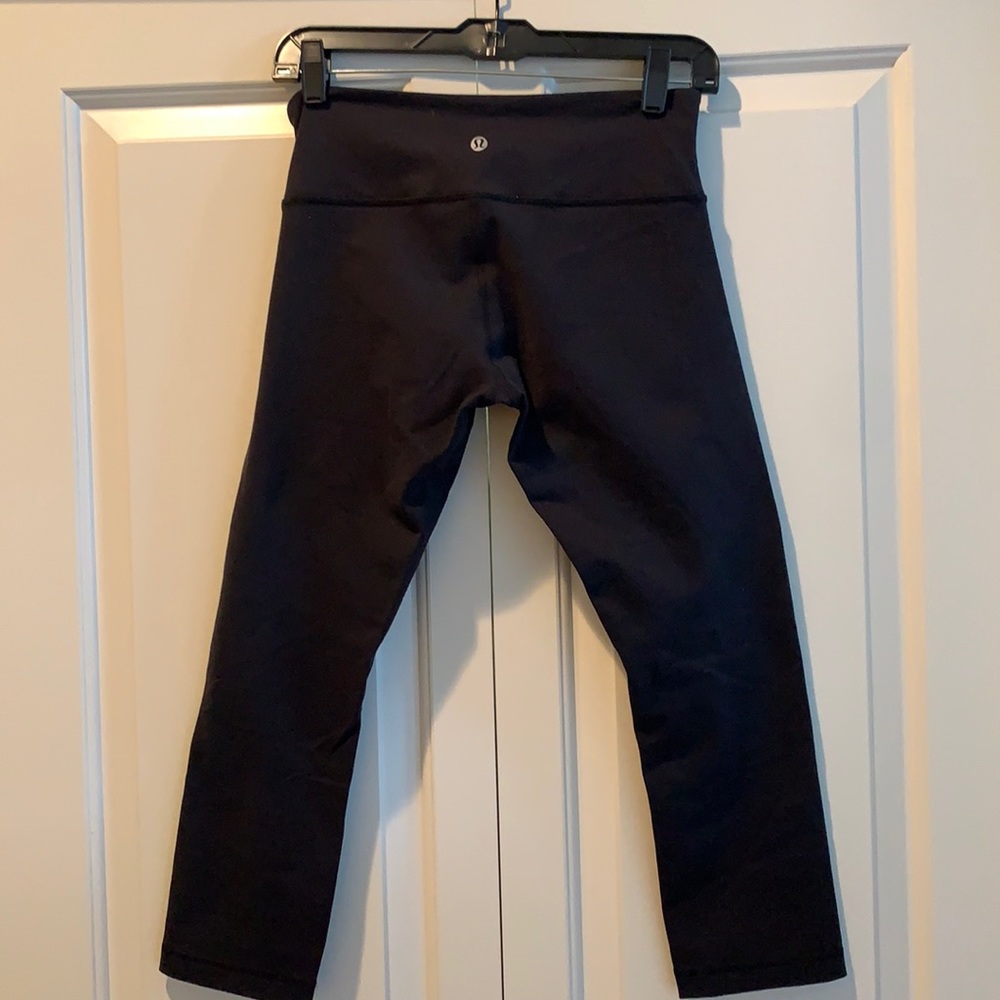 Lululemon black luon fabric capris